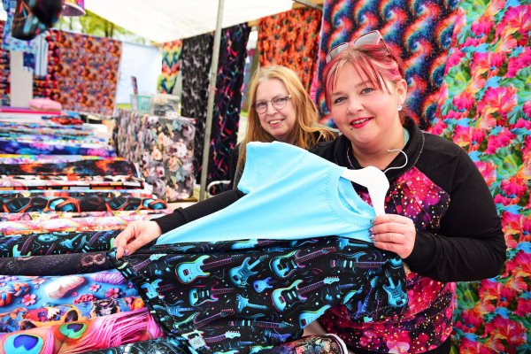 Ellen (links) und Jasmin Naujoks aus Hagen haben viele bunte Stoffe im Angebot. - © Nicole Ellerbrake