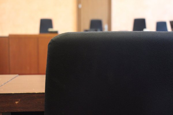 Ein 28-jähriger Detmolder muss sich wegen versuchten Mordes verantworten. Er soll eine Frau, die er eigentlich kaum kannte, angegriffen und mehrfach gewürgt haben. - © Janet König