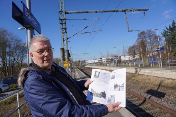 Eisenbahnfreund Konrad Soppa hat sich bereits vor 15 Jahren intensiv mit der Geschichte des Schiederaner Bahnhofes befasst und eine Chronik verfasst.  - © Michaela Weiße