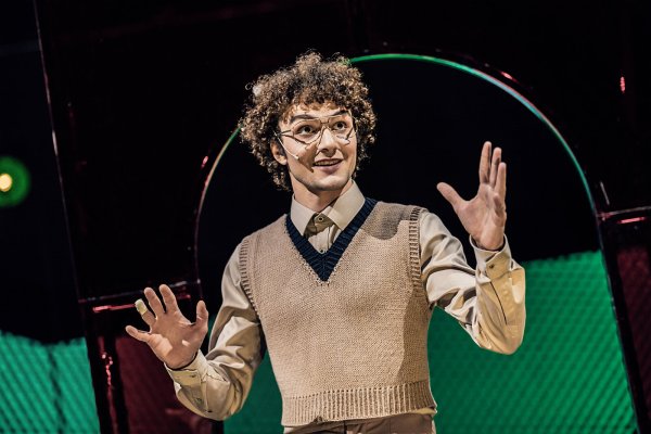 Justus Henke (Nick Carraway) spielt in der Inszenierung „Der große Gatsby" auf der Bühne des Landestheaters mit. - © Marc Lontzek