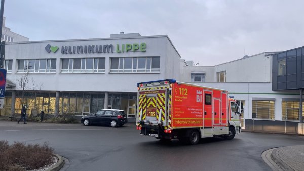 Ein Rettungswagen kommt am Klinikum Lemgo an. Einen Unfallchirurgen gibt es an der dortigen Notaufnahme nicht mehr. - © Silke Buhrmester