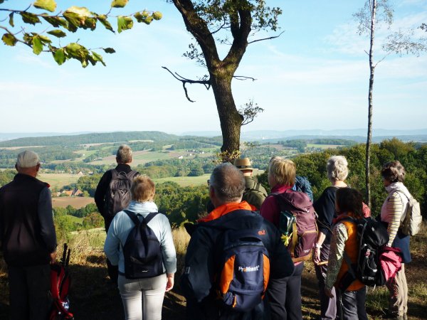 Eine Impression im Herbst 2023: Wanderer am Bonstapel. - © Lippe Tourismus & Marketing GmbH