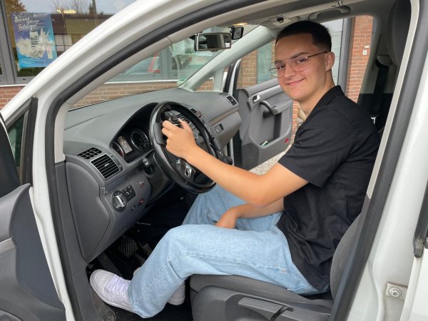 Paul Dammann macht seine Führerscheinprüfung trotz Einschränkungen. Mit dreizehn Jahren erlitt der heute 17-Jährige einen Schlaganfall. - © Jule Prietzel