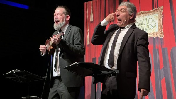 Das Satire-Duo „Onkel Fisch“ – alias Adrian Engels (links) und Markus Riedinger – unterhält das Publikum im Ziegeleimuseum in Lage. - © Sandra Castrup