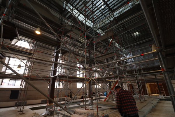 Derzeit sind die Maler in der Kirche am Werk. Für die Arbeiten, später auch Elektrik, Licht und Akustik, musste ein Gerüst hoch bis zur Decke aufgebaut werden. - © Birgit Guhlke