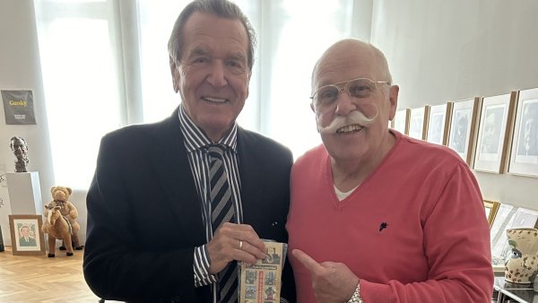 Nachträgliche Gratulation zum 80. und ein Geschenk aus der Heimat: Reinhold Mennecke überreicht Gerhard Schröder seine Erfindung, die Kofferschlange. - © Reinhold Mennecke