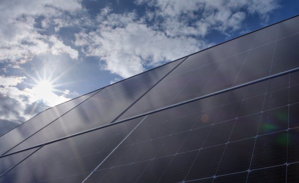 Die geplante Freiflächen-Photovoltaikanlage am Schiedersee soll von der Gesellschaft "Photovoltaik Deponie Dörentrup" umgesetzt werden. - © Symbolfoto: Pixabay