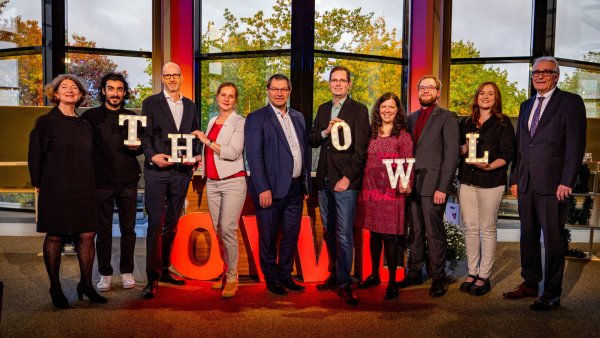 Geehrte und Laudatoren auf einen Blick (von links): Professorin Dr. Uta
Pottgiesser, Vizepräsidentin für Kultur, Kommunikation und Internationales,
Omar Abdelhady, Professor Dr. Jan Schneider, Professorin Dr. Yvonne-Christin
Knepper-Bartel, Vizepräsidentin für Bildung und Nachhaltigkeit, Professor Dr.
Stefan Witte, Vizepräsident für Forschung und Transfer, Professor Dr. Markus
Lange-Hegermann, Eva Hafenstein, Niels Isendahl, Vorsitzender des Allgemeinen
Studierendenausschusses, Katrin Jana Thaler und Volker Steinbach, Präsident der
Hochschulgesellschaft. - © TH OWL