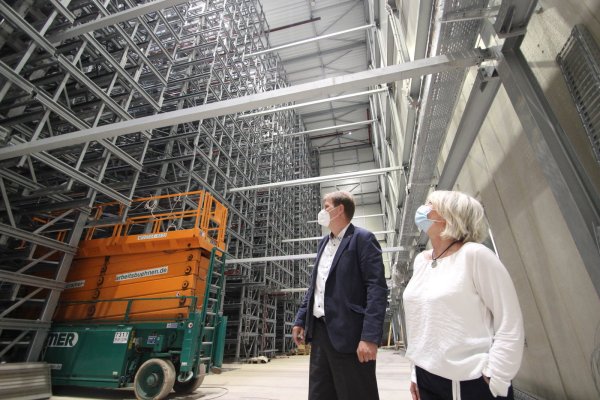 Bauarbeiten für den "Mechatronic-Competence-Campus" (MCC) der Firma Lenze in Extertal-Bösingfeld. Im Hochregallager: MCC-Verantwortlicher Sven Völlmer, zugleich kaufmännischer Geschäftsführer der Firma Lenze Operations GmbH, und Ines Oppermann aus der Lenze-Pressestelle. - © Jens Rademacher