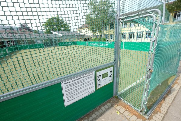 Das Kleinspielfeld auf dem Grundschul-Gelände in Hiddesen. - © Sven Koch