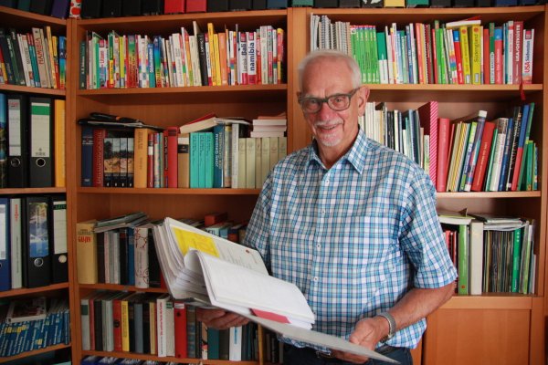 Fred Piechnik ist seit über 30 Jahren Vorsitzender des Heimat- und Verkehrsvereins Bösingfeld. Bislang hoffte er vergeblich auf einen Nachfolger. - © Katrin Kantelberg