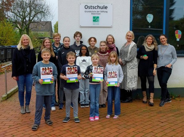Fit für Medien zeigen sich Schüler der vierten Klassen der Ostschule mit Sabine Schattenfroh, den Medienbetreuern des MWG und Lehrerinnen von MWG und Ostschule. - © Ostschule