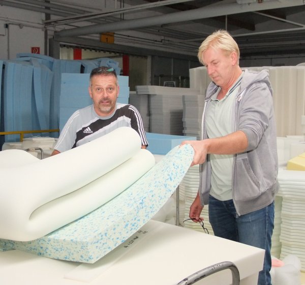 Im Gespräch: Olaf Bebermeier (rechts) mit einem Mitarbeiter beim Produktcheck.  - © Axel Bürger