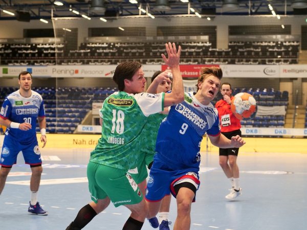 Jonathan Carlsbogård ist zurück und spielt an Hans Lindberg vorbei seinen Linksaußen Bjarki Mar Elisson frei. - © Jörg Hagemann