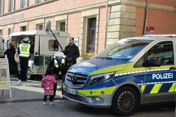 Polizist Hauptkommissar Cord Römisch nimmt beim Aktionstag am Detmolder Marktplatz auch die Fragen der ganz kleinen Bürger ernst. Foto: Tabea Macy - © Tabea Macy