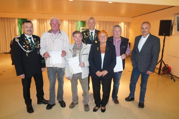 Bürgermeister Heinz-Dieter Krüger (rechts) und der Vorsitzende der Schützengesellschaft Thomas Wächter (von links) gratulieren den Geehrten Friedrich Schmid, Walter Bierbaum, Axel Friedrichsmeier, Elvira Pachur und Günter Wächter. - © Michaela Weiße(LZ)