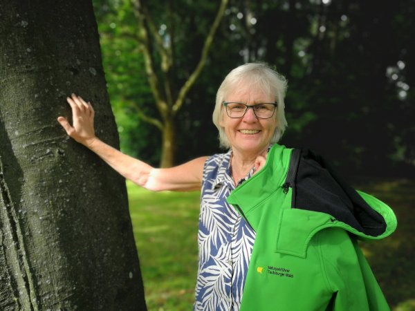 Andrea Lemm, Leiterin der VHS Lippe Ost, ist nun auch zertifizierte Natur- und Landschaftsführerin für den Naturpark Teutoburger Wald/Eggegebirge. Sie plant sowohl Fahrradtouren, als auch Wanderungen für alle Altersgruppen. - © Freya Köhring