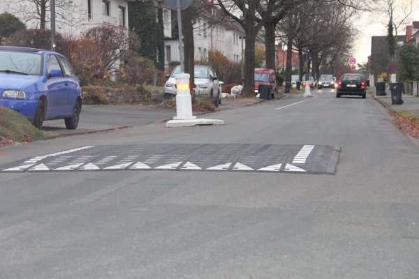 Mit mobilen Elementen versucht die Stadt die Hermannstraße zu verkehrsberuhigen. Eine Anwohnerin beantragt unter anderem die Entfernung der Poller und der sogenannten Berliner Kissen. - © Cordula Gröne(LZ)