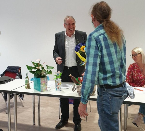 Friedrich Ehlert (links) bekommt Geschenke von den Fraktionschefs, hier von Volker Althoff (Grüne). Foto: Nadine Uphoff - © Nadine Uphoff