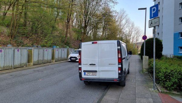 Gleich zwei falsch abgestellte Autos. Links ein Bielefelder - rechts ein Lipper. - © Moritz Trinsch