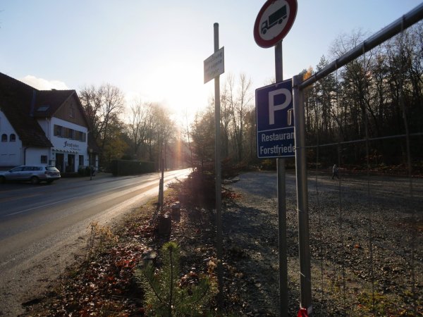 Der Parkplatz am Forstfrieden ist gesperrt, solange das Hotel-Restaurant wegen Corona geschlossen ist. Wer sein Essen abholen möchte, kann direkt vor dem Gebäude parken. - © Till Sadlowski