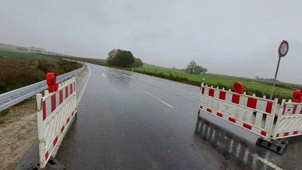 Die Markierung ist schon drauf. Noch im November will die Stadt Steinheim die neugebaute L827 und die Lother Straße wieder für den Verkehr freigeben. - © Madita Schellenberg