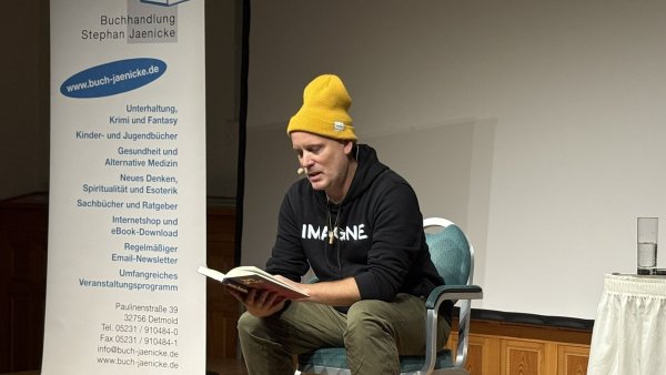 Der Bestsellerautor Lars Amend stellt sein neuestes Buch "Coming Home" in der Aula der Alten Schule am Wall vor. - © Jan Schillmann