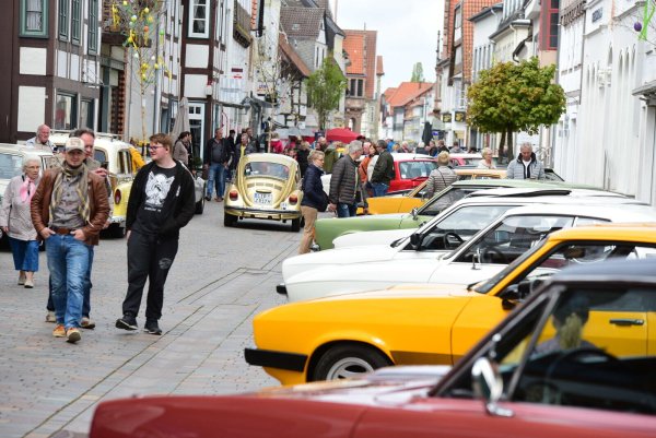 Während „Lemgo macht ein Fass auf" präsentieren zahlreiche Oldtimer-Besitzer ihre Fahrzeuge in der Fußgängerzone. - © Nicole Ellerbrake