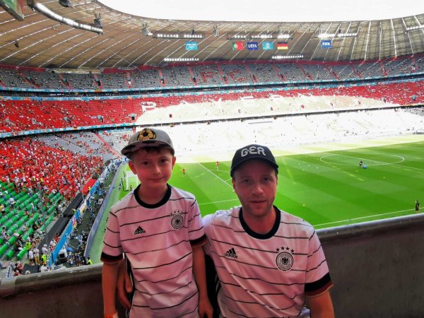 Matthias Dirscherl und sein Sohn Eric (8) in der Münchener Allianz-Arena. - © Matthias Dirscherl