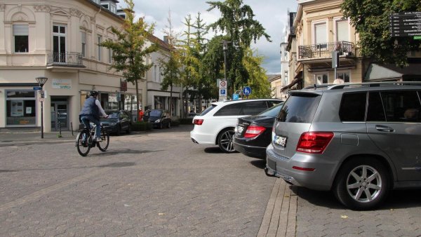 Ob in der Mittagszeit oder abends - auf dem Bruchberg stehen häufig Falschparker (rechts). - © Jana Beckmann