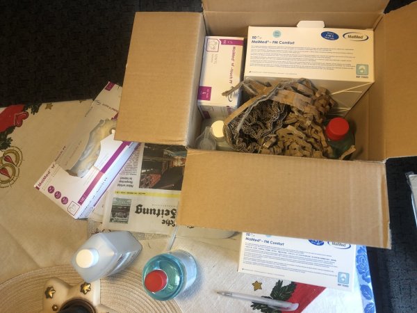 Masken, Handschuhe und Desinfektionsmittel enthält das Pflegehilfsmittelpaket, das das Ehepaar aus Rischenau nun jeden Monat erhält, weil es versehentlich einen Vetrag über die Lieferung von Pflegehilfsmitteln unterschrieb. Foto: Silke Buhrmesterf - © Silke Buhrmester