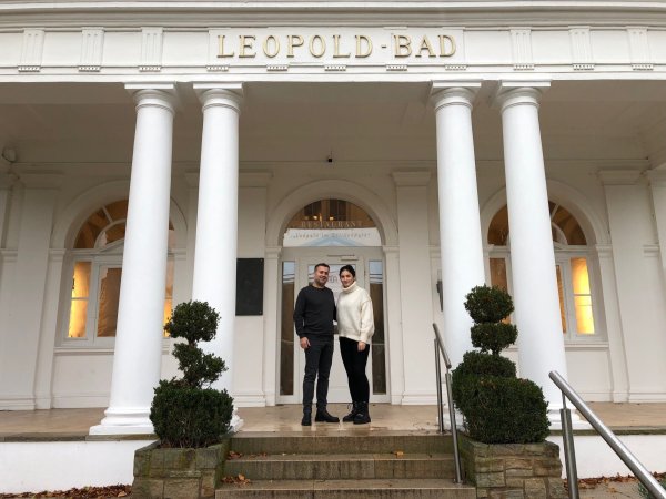 Flamur Topalli und seine Frau Njomza stehen vor der beeindruckenden Fassade des ehemaligen Leopold-Bades im Rosengarten. Hier wollen die beiden im kommenden März das "Leopold-Restaurant" eröffnen. - © Thomas Reineke