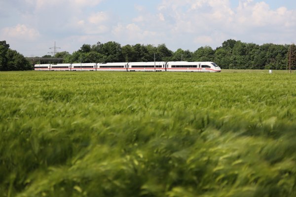 Eine Trasse durch Kalletal würde auch durch landwirtschaftliche Flächen führen, mahnt Bürgermeister Mario Hecker. - © Deutsche Bahn/Wolfgang Klee