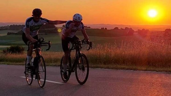Während ihrer Non-Stop-Tour radeln Oliver Wiehemeier und Sebastian Lutz zweimal in den Sonnenaufgang. - © Oliver Wiehemeier