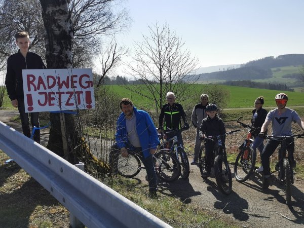 Ortstermin mit der LZ: die Anwohner von Hagen (von links) Phil Melzer, Manfred Schönbeck, Herbert Stammeier aus Barntrup, Thorsten Nolte, Emil Vossmeier, Lydia Blümel-Nolte und Tjark Oskar Nolte wünschen sich einen Radweg entlang der L 947. - © Sylvia Frevert
