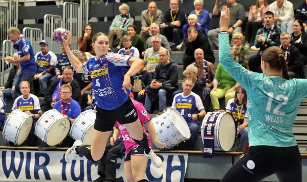 Findet sich immer besser zurecht: Blombergs Neuzugang Andrea Jacobsen, hier im Spiel gegen Metzingen. - © Paul Cohen