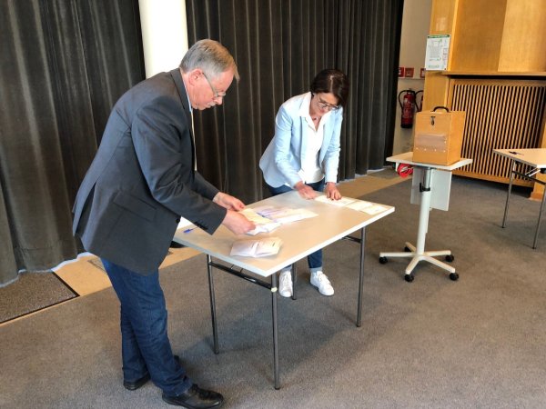 Myriam Heidemann und Wolfgang Sander von der Stadtverwaltung zählen in der Konzerthalle die Stimmen des geheimen Votums über die Zukunft der Ortsausschüsse aus. - © Thomas Reineke