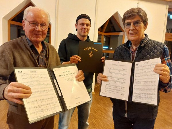Helmut Lehmann (rechts) ist das älteste Mitglied des Männergesangvereins Donop. Berni Wenke (links) ist das Mitglied, das dem Chor am längsten angehört - und zwar seit nunmehr 63 Jahren. Sein Enkel Jan-Philip Wenke gehört mit seinen 28 Jahren zu den jüngsten Sängern. Und so verbindet der Verein Generationen. - © Michaela Weiße