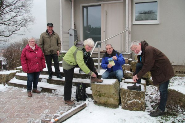 Schnüren symbolisch die Wanderschuhe: Gerhard Stemmler, Helmut Schilling, die Wanderführer Ulrike Jodeleit, Wolfgang und Brigitte Bomsdorf, die neben anderen zum Wanderbuch beitrugen (von rechts). - © Dieter Asbrock