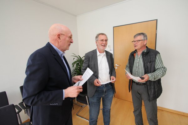 Sie wollen das wohl erste Bürgerbegehren in der Geschichte der Gemeinde Kalletal ins Rollen bringen (von links): Professor Dr. Rolf-Dieter Weege, Udo Zippel und Professor Dr. Hans-Jürgen Danneel setzen sich dafür ein, dass das Medizinische Versorgungszentrum in Trägerschaft der Gemeinde kommt. 1700 Bürger wollen das auch. - © Jens Rademacher