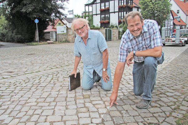 Wolfgang Sieweke (links) und Werner Kuloge versuchen, den Unterschied im Pflaster zu erfühlen. Optisch ist er kaum zu erkennen. - © Nadine Uphoff