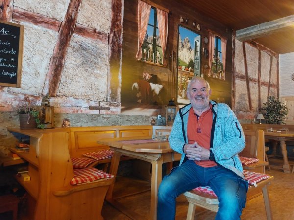 Gerhard Schröder hat im vergangenen Jahr den alten Pfarrsaal in Falkenhagen gekauft und ihn zu einem Dorftreff umgebaut. In seiner "Klostertenne" können sich die Gäste am Wochenende bei Kaffee und Kuchen austauschen. - © Michaela Weiße