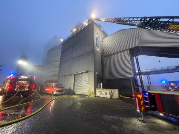 Das Feuer war an einer schwer zugänglichen Stelle innerhalb einer Förderschnecke und einem Holzhäcksler ausgebrochen. - © Freiwillige Feuerwehr Horn-Bad Meinberg
