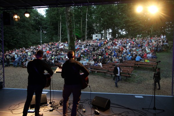 Eine junge Band steht auf der Bühne und spielt bei einem „Hutkonzert“ vor großem Publikum. - © Landesverband Lippe