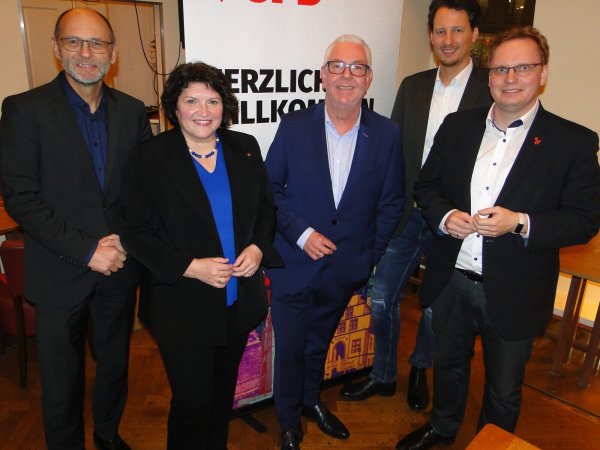 Bei der Diskussionsrunde sind Rainer Radler (Bundesagentur für Arbeit), Landtagsabgeordnete Ellen Stock, LZ-Chefredakteur Dirk Baldus, Professor Tobias Schmohl von der TH OWL und Landtagsabgeordneter Dr. Dennis Maelzer als Moderator (von links) dabei gewesen. - © Hajo Gärtner