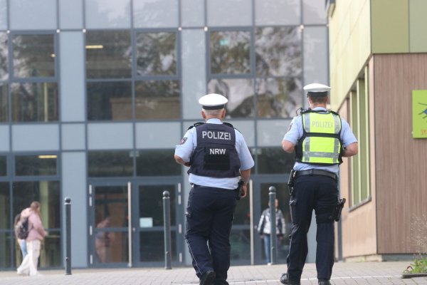 Polizei mit Einsatzkräften an der Stadtschule in Lübbecke. - © Claus Frickemeier