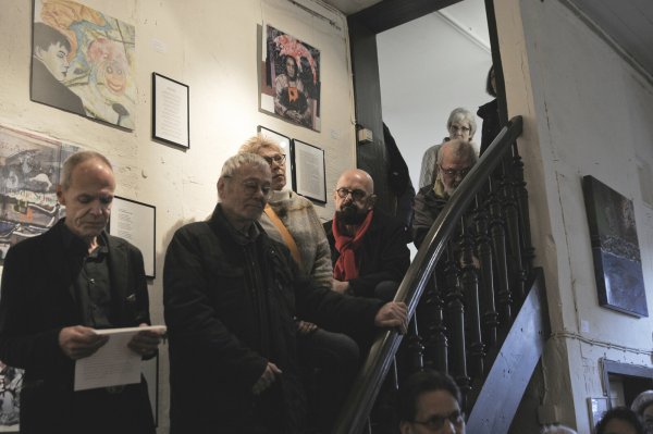 Michael Hellwig, Koordinator des Rumpelstilzchen-Literaturprojekts (links), führt in die Ausstellung ein. Rechts neben ihm der Fachwerkvorsitzende Carsten Timm. - © Siegfried Baron