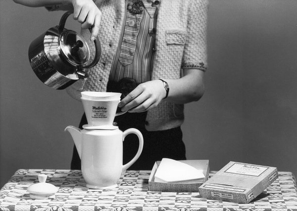 Berühmt wurde Melitta durch ihre Erfindung des Kaffeefilters im Jahr 1908. - © Melitta Gruppe