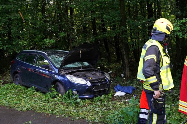 Ein junger Augustdorfer ist mit seinem Ford Fokus quer über einen Gehweg in eine Gruppe weiblicher Läufer geschleudert. - © Freitag TV