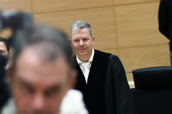 Die vierte große Strafkammer des Landgerichts Bielefeld um den Vorsitzenden Richter Carsten Glashörster entschied, dass der angeklagte Syrer in Haft bleiben muss. - © Alex Lehn (MT)